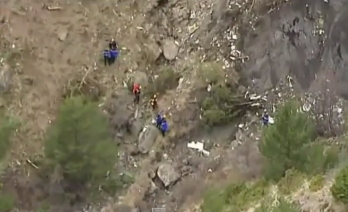 Video: Revelan primeras imagenes de los restos de accidente aéreo en Francia