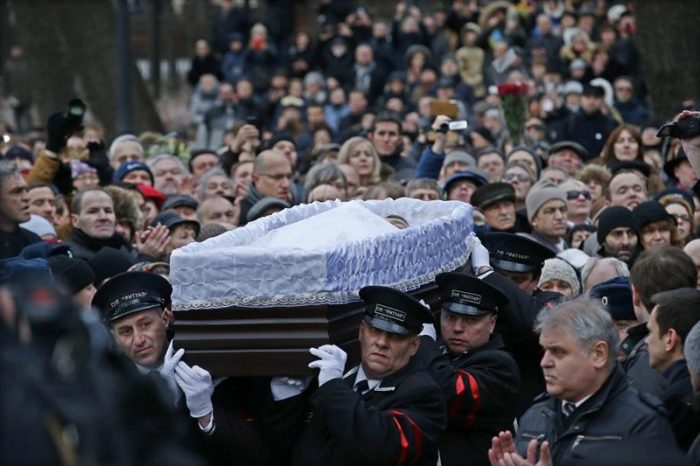 Miles de rusos despiden al asesinado líder opositor Boris Nemtsov