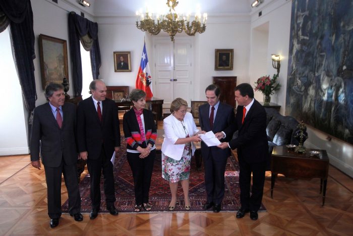 Grupo transversal de senadores entrega a Bachelet propuestas anticorrupción