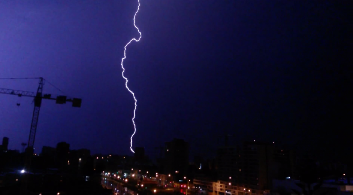 Video: Rayo cayó sobre Viña del Mar en medio de una tormenta eléctrica
