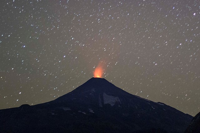 Volcán Villarica intensifica su actividad por lo que se mantiene la alerta naranja