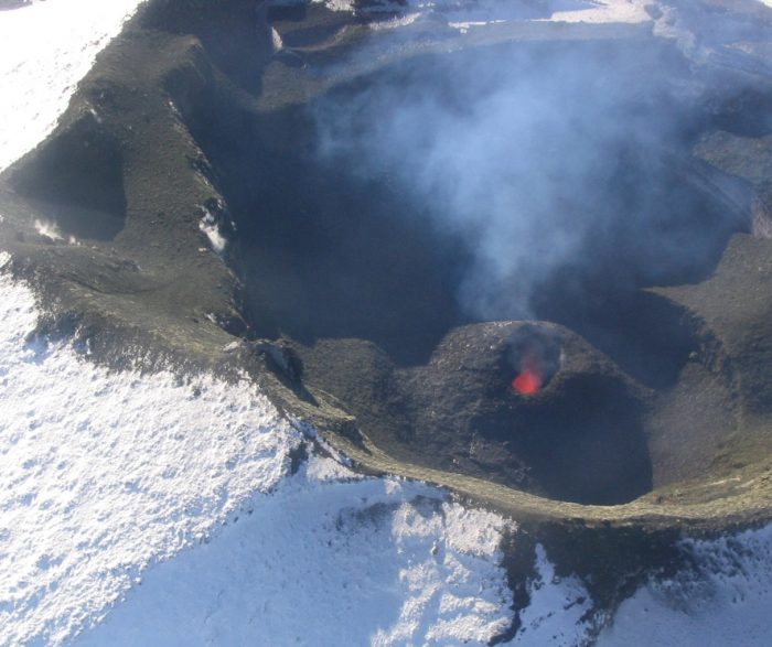 Aumentan a naranja la alerta en el volcán Villarrica y Sernageomin anuncia cambio en el tipo de erupción