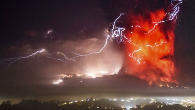 ¿Por qué caen rayos durante las erupciones?