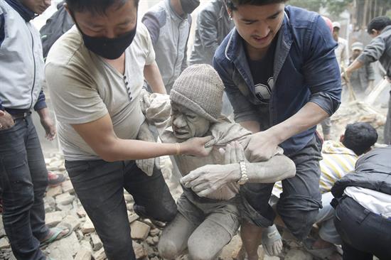 Cientos de muertos en Nepal por terremoto de 7,9