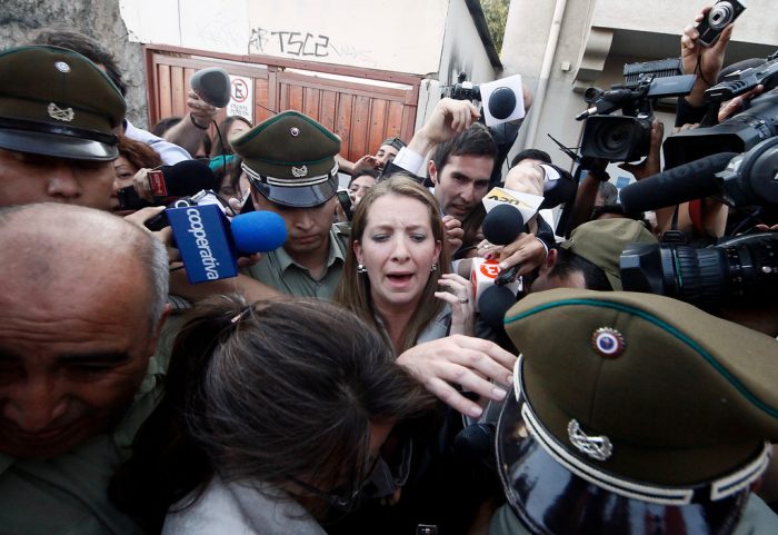 Natalia Compagnon protagoniza caótica salida desde la Fiscalía luego de declarar por nueve horas