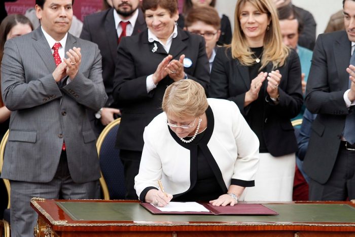 Michelle Bachelet promulga ley que termina con el sistema electoral binominal después de 25 años
