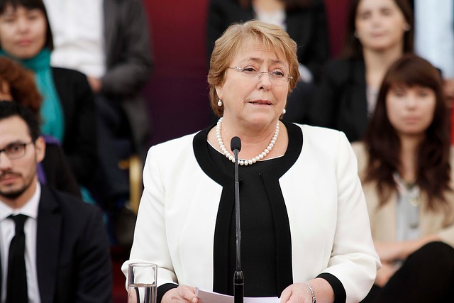 Bachelet se juega por Nueva Constitución y “Proceso Constituyente” para salir de crisis de credibilidad de la política