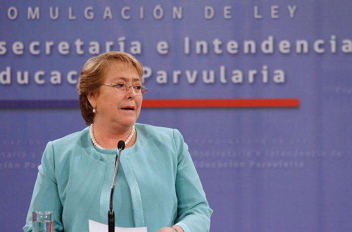 Bachelet golpea la mesa y dice que conducirá personalmente la reforma para erradicar las «malas prácticas» entre política y negocios