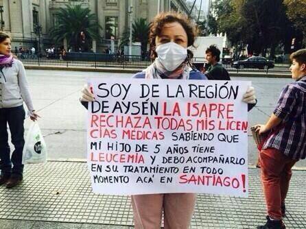 Madre que viaja de Aysén a Santiago por tratamiento de su hijo, protesta por rechazo de licencias médicas