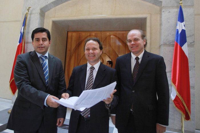 Senadores de la Nueva Mayoría proponen aumentar penas de cárcel para delitos de soborno, cohecho y tráfico de influencias