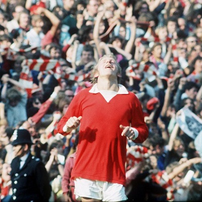 Efemérides: el mítico Denis Law marca un gol, pide cambio y se retira