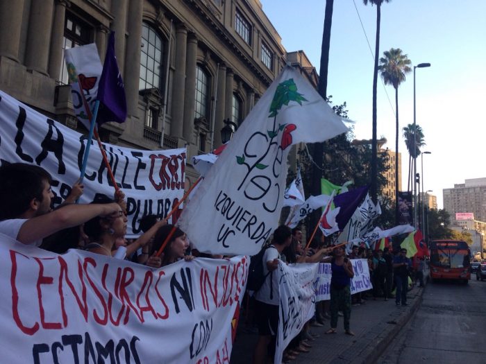 [Fotos] Cerca de 200 estudiantes de la UC protestaron por el despido del profesor Costadoat