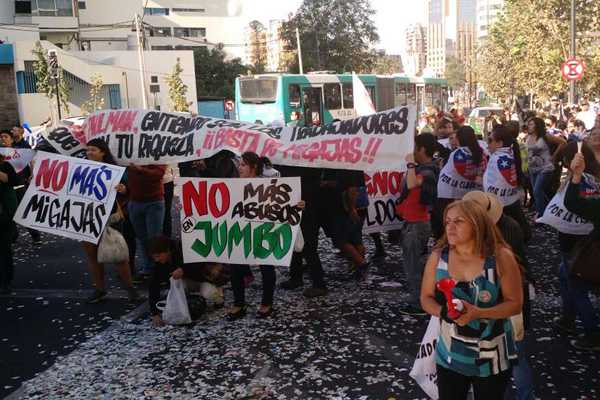 Más de mil trabajadores del Sindicato Nacional Jumbo inician huelgan legal
