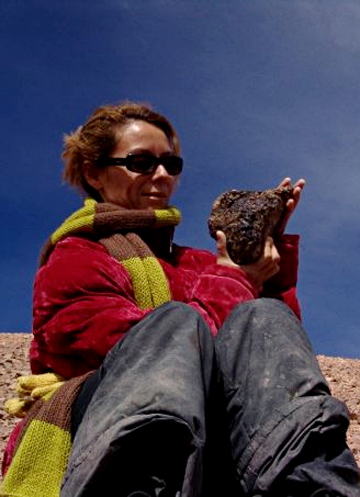 Un viaje, una historia:  Verónica, la Cazadora de meteoritos y el cementerio de Mariposas de Atacama