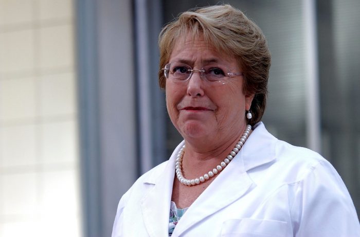 Bachelet suspende gira internacional por catástrofe en el norte