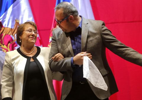 El diario El País barre con la arrogancia de la elite chilena y dice que «la corrupción acorrala a Bachelet»