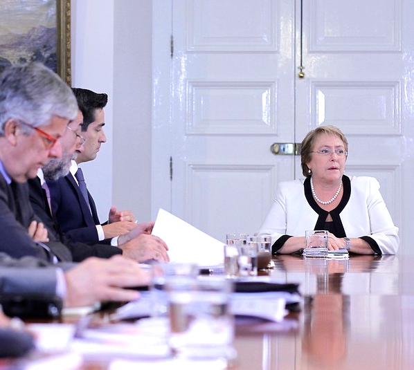 Encuesta Cadem: el 76% cree necesario que Bachelet haga un cambio de gabinete
