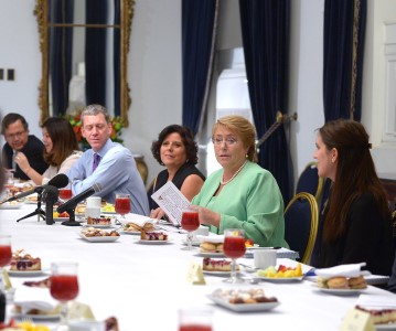 Peña critica reunión de Bachelet con prensa extranjera y dice que fue una de las operaciones comunicacionales “más torpes del último tiempo”