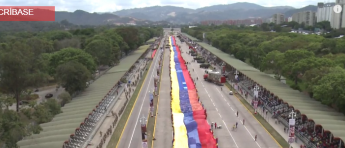 Video: Despliegan impresionante bandera en el centro de Caracas