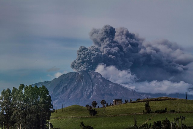 Presidenta Bachelet por volcán Calbuco: «Se están tomando todas las medidas para evitar cualquier situación que podamos lamentar»