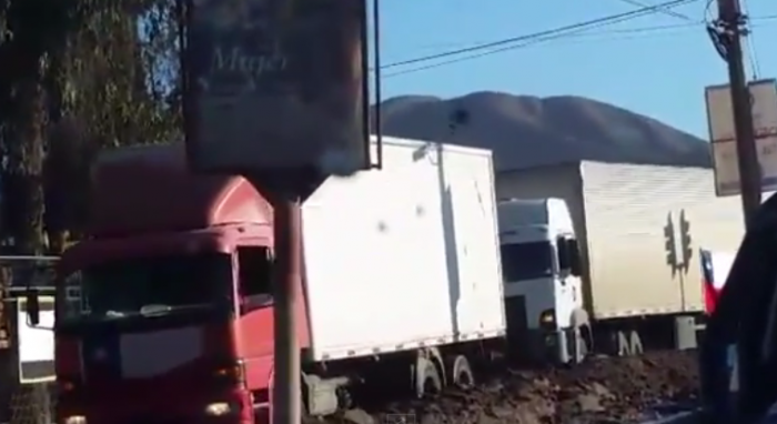 Video: Leonardo Farkas llega con caravana de camiones llenos de ayuda para Copiapó