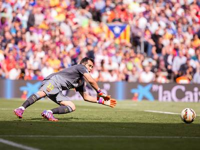 Claudio Bravo contuvo su primer penal en el Barcelona