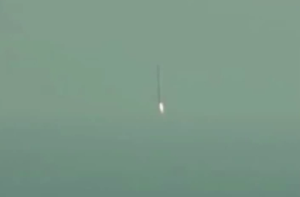 Video: Vea cómo un cohete cae sobre una barcaza