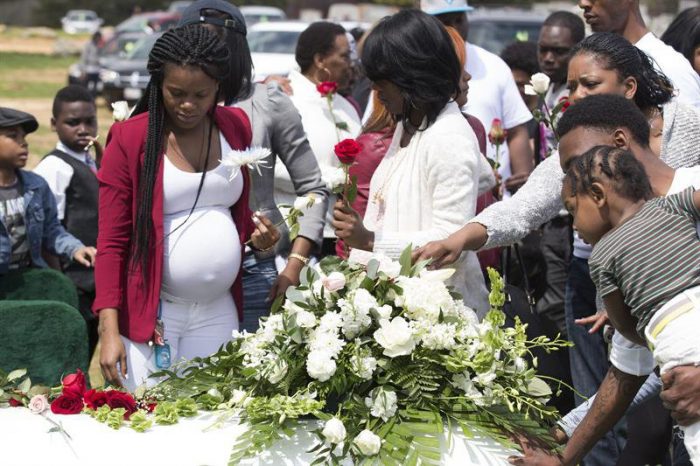Miles de personas despiden en EEUU a joven negro muerto tras ser detenido