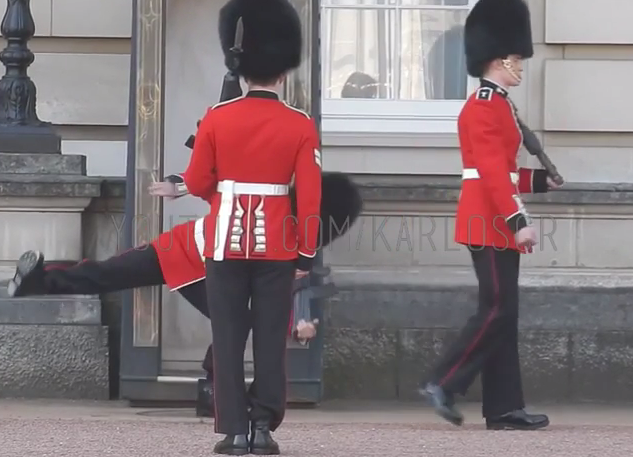 Video: Guardia del Palacio de Buckingham pierde el equilibrio en pleno cambio de guardia