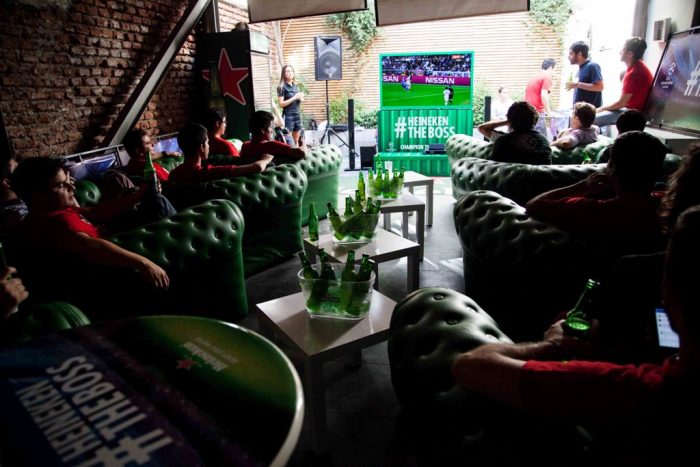 Inusual campaña de Heineken cumple el sueño de todo fanático de la Champions llevando los partidos a la oficina
