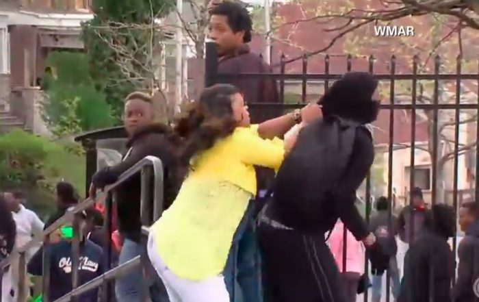 Video: Madre golpeó a su hijo al descubrirlo en medio los disturbios de Baltimore