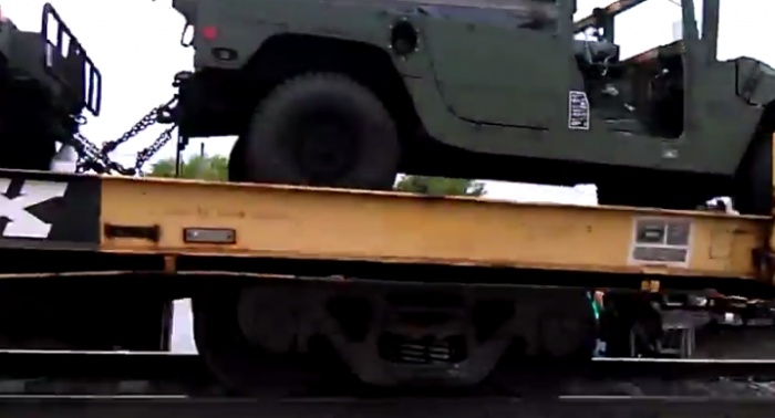 Video: Vea los cientos de vehículos militares cruzando la frontera de EE.UU. hacia México