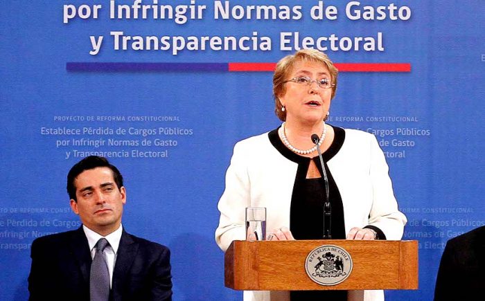 Bachelet envía proyecto que remueve de cargos públicos a quienes infrinjan normas de gasto electoral