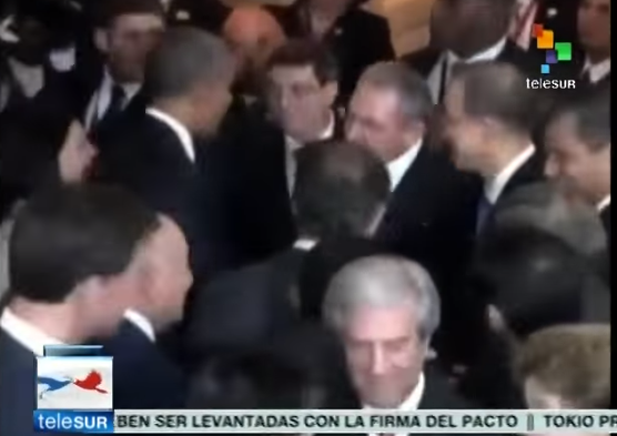 Video: Histórico encuentro entre Raúl Castro y Barack Obama