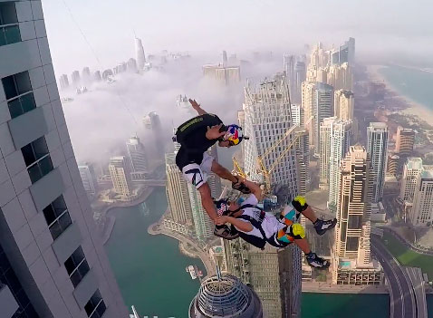 Video: Amantes de la adrenalina se lanzan desde uno de los edificios más altos de Dubai