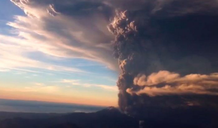 Video: Registro del sobrevuelo de Carabineros cerca del volcán Calbuco