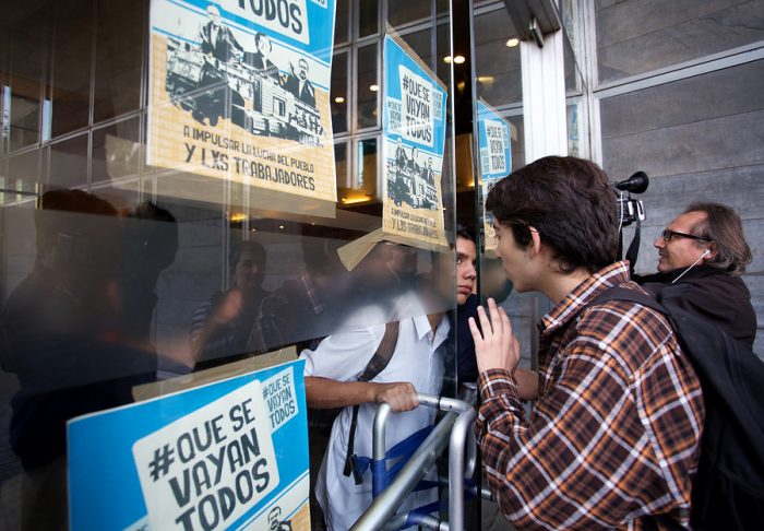 Secundarios son desalojados después de tomarse oficinas de SQM en vísperas de la marcha convocada para mañana