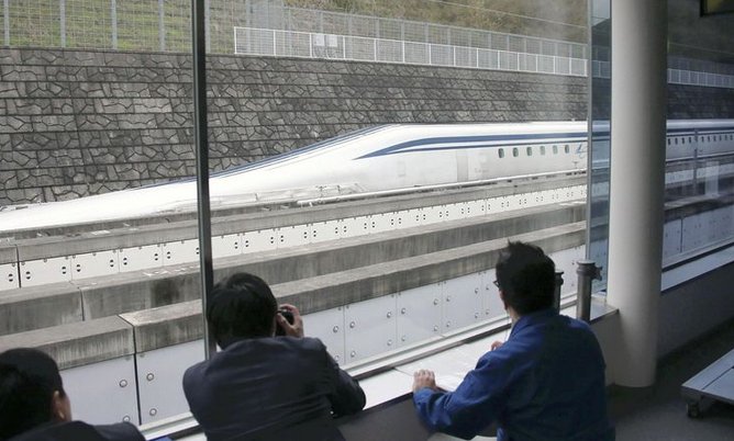 Tren japonés bate el récord mundial al superar los 600 kilómetros por hora