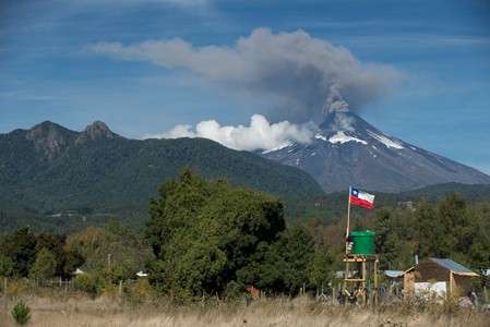 Columna de humo en volcán Villarrica activa alarma de evacuación preventiva