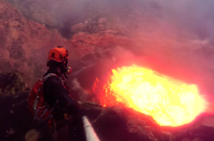Video: Hombre capta increíbles imágenes de lo que pasa dentro de un volcán activo