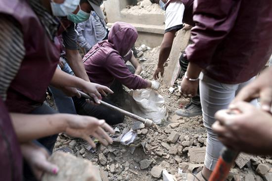 Un nepalí de 100 años es rescatado con vida una semana después del terremoto