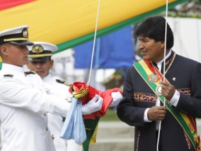 Morales insiste con la parafernalia comunicacional: iza bandera azul y entona himno del mar