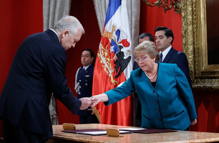 Cadem: Bachelet tiene un 27% de aprobación y Burgos se posiciona como el ministro más influyente del gabinete