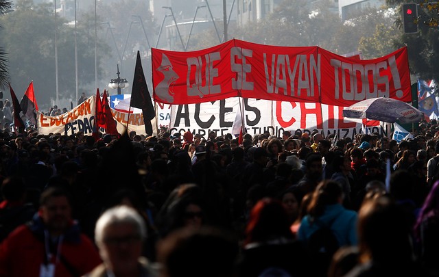 Estudiantes marchan masivamente y emplazan a Bachelet a explicar reforma de educación el 21 de mayo