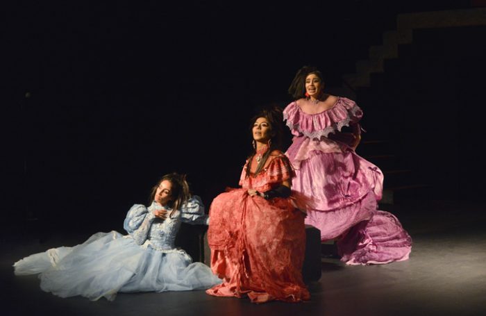 Divas ochenteras de la canción interpretan «Las tres hermanastras», una sarcástica revisión del clásico de Chejov