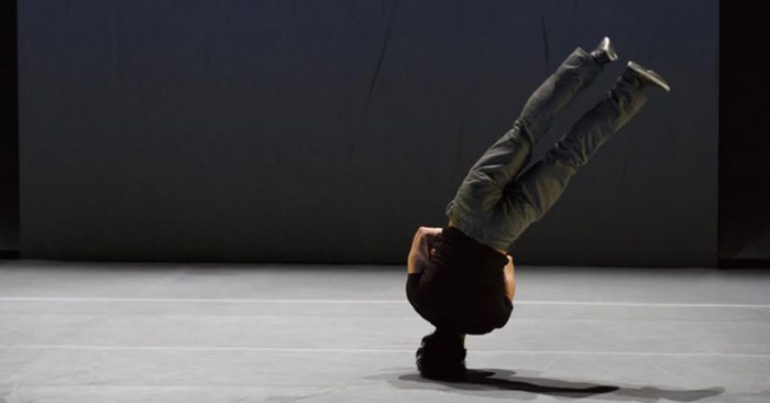 “Acrobates”, el espectáculo francés que deslumbra por la humanidad que transmite