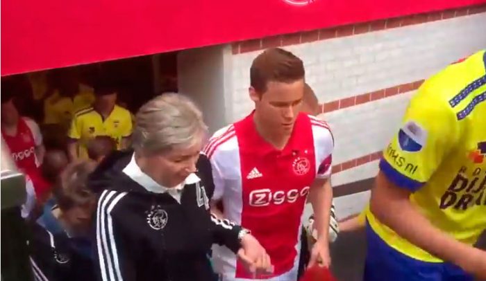 Vídeo: Jugadores del Ajax entraron a la cancha de la mano de sus madres