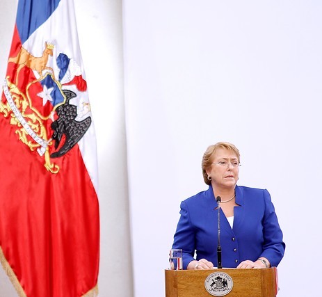 Diario El País destaca como un acierto reforma constitucional de Bachelet