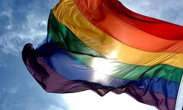 Más 70 instituciones se unieron a campaña para izar bandera del arcoíris  en día contra la homofobia y la transfobia