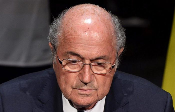 Blatter no asume responsabilidad por soborno en la FIFA: «No podemos controlarlos a todos»
